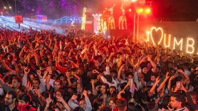 People celebrating on New Year's Eve at Cater Road, Bandra in Mumbai. (Hindustan Times/Satish Bate) People celebrating on New Year's Eve at Cater Road, Bandra in Mumbai. (Hindustan Times/Satish Bate)