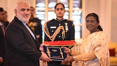 President Droupadi Murmu accepts credentials from Ambassador of Iran Mohammad Fathali, at Rashtrapati Bhavan, in New Delhi. (@rashtrapatibhvn) President Droupadi Murmu accepts credentials from Ambassador of Iran Mohammad Fathali, at Rashtrapati Bhavan, in New Delhi. (@rashtrapatibhvn)