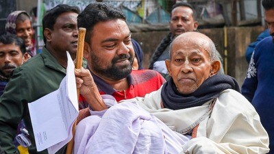 এসআইআরের শুনানি নোটিশ পাওয়ার পর তিনজনের মৃত্যু হয়েছে এখনও পর্যন্ত। (PTI) এসআইআরের শুনানি নোটিশ পাওয়ার পর তিনজনের মৃত্যু হয়েছে এখনও পর্যন্ত। (PTI)