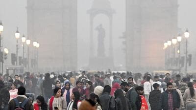 People seen at India Gate on the eve of New Year on Wednesday. (Sanchit Khanna/Hindustan Times) People seen at India Gate on the eve of New Year on Wednesday. (Sanchit Khanna/Hindustan Times)