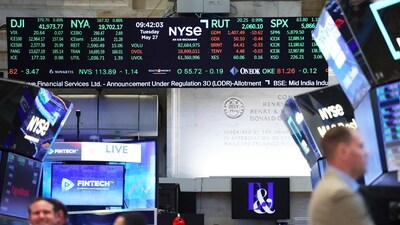U.S. stock markets will close early at 1 p.m. ET on December 31 and banks will remain open on New Year's Eve (Getty Images via AFP) U.S. stock markets will close early at 1 p.m. ET on December 31 and banks will remain open on New Year's Eve (Getty Images via AFP)