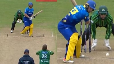 Glenn Phillips smashes bowlers left-handed in Super Smash (Screengrab from @SonySportsNetwk/x.com) Glenn Phillips smashes bowlers left-handed in Super Smash (Screengrab from @SonySportsNetwk/x.com)