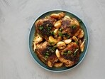 Herb-Garlic Baked Chicken Breast Recipe(freepik)