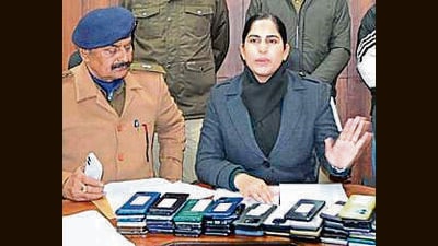 Khanna SSP Jyoti Yadav Bains with the recovered mobiles on Thursday. (HT Photo)