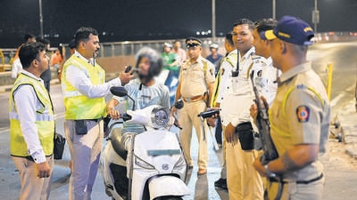 Mumbai, India. Dec 31, 2025 - Mumbai Police conducted Nakabandi and a Drink-and-Drive operation near Girgaon Chowpatty in Mumbai on New Year's Day. Mumbai, India. Dec 31, 2025 (Raju Shinde) Mumbai, India. Dec 31, 2025 - Mumbai Police conducted Nakabandi and a Drink-and-Drive operation near Girgaon Chowpatty in Mumbai on New Year's Day. Mumbai, India. Dec 31, 2025 (Raju Shinde)