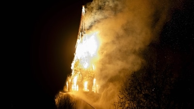 A fire tears through the Vondelkerk church tower in Amsterdam on New Year's eve, on January 1, 2026. (Photo by Remko DE WAAL / ANP / AFP) / Netherlands OUT (AFP) A fire tears through the Vondelkerk church tower in Amsterdam on New Year's eve, on January 1, 2026. (Photo by Remko DE WAAL / ANP / AFP) / Netherlands OUT (AFP)
