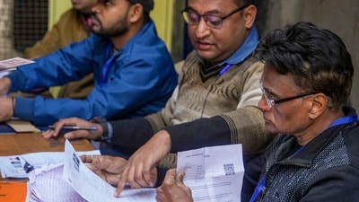 এসআইআরের মধ্যেই বড় নির্দেশ দিল নির্বাচন কমিশন। (ছবিটি প্রতীকী, সৌজন্যে পিটিআই) এসআইআরের মধ্যেই বড় নির্দেশ দিল নির্বাচন কমিশন। (ছবিটি প্রতীকী, সৌজন্যে পিটিআই)