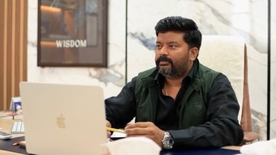 నిన్న టెంపో డ్రైవర్.. నేడు ఎయిర్లైన్ అధినేత: శ్రవణ్ కుమార్ విశ్వకర్మ 'శంఖ్ ఎయిర్' సంచలన గాథ నిన్న టెంపో డ్రైవర్.. నేడు ఎయిర్లైన్ అధినేత: శ్రవణ్ కుమార్ విశ్వకర్మ 'శంఖ్ ఎయిర్' సంచలన గాథ
