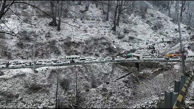 Vehicles stuck in a traffic jam due to heavy snowfall on the highway from Solang Valley to Atal Tunnel, in Manali on Thursday. (ANI) Vehicles stuck in a traffic jam due to heavy snowfall on the highway from Solang Valley to Atal Tunnel, in Manali on Thursday. (ANI)