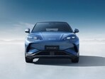 The Sealion 7 follows the Ocean Series design language adopted by BYD and it gets double-U LED headlights with a blacked-out bumper and sculpted bonnet.