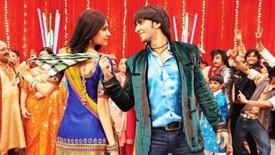 Band Baaja Baaraat revolved around the concept of weddings and the love story of two wedding planners. Band Baaja Baaraat revolved around the concept of weddings and the love story of two wedding planners.