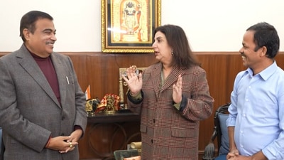 Nitin Gadkari with Farah Khan and her cook Dilip in the latest vlog. Nitin Gadkari with Farah Khan and her cook Dilip in the latest vlog.