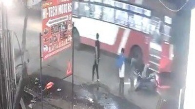ఆర్టీసీ బస్సు ఢీకొని దంపతులు మృతి ఆర్టీసీ బస్సు ఢీకొని దంపతులు మృతి