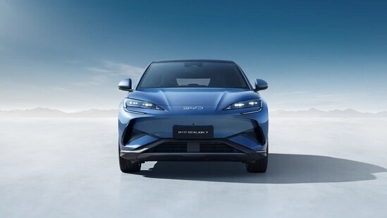 The Sealion 7 follows the Ocean Series design language adopted by BYD and it gets double-U LED headlights with a blacked-out bumper and sculpted bonnet.