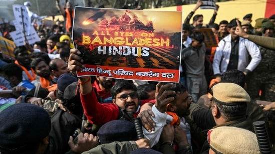 File photo of security personnel trying to stop VHP activists in Delhi protesting over the killing of Hindu man Dipu Chandra Das in Bangladesh. (Photo for representation) (AFP)