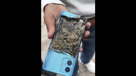 ప్యాంటు జేబులో పేలిన ఫోన్.. (Motorola )