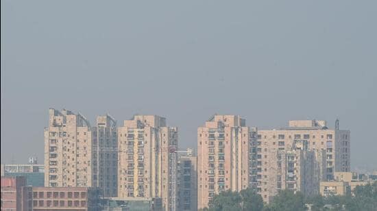 Residents alleged that it is unfeasible for housing societies to install smog guns. (Sunil Ghosh/HT)