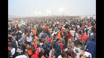 Crowd of pilgrims bathing on banks of Sangam on Paush Purnima in Prayagraj on Saturday. (HT PHOTO) Crowd of pilgrims bathing on banks of Sangam on Paush Purnima in Prayagraj on Saturday. (HT PHOTO)
