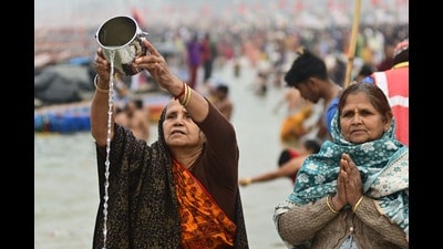 Devotees offering prayers after the holy dip at Sangam on Saturday. (Anil Kumar Maurya/HT) Devotees offering prayers after the holy dip at Sangam on Saturday. (Anil Kumar Maurya/HT)