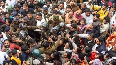 Indore: Security personnel attempt to control the crowd after a clash erupted between Congress and BJP workers when a fact-finding committee of the opposition party was at Bhagirathpura area, where water contamination has claimed six lives, in Indore, Saturday, Jan. 3, 2026. (PTI) Indore: Security personnel attempt to control the crowd after a clash erupted between Congress and BJP workers when a fact-finding committee of the opposition party was at Bhagirathpura area, where water contamination has claimed six lives, in Indore, Saturday, Jan. 3, 2026. (PTI)