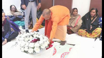 Uttar Pradesh CM Yogi Adityanath paying tribute to the late BJP MLA Shyam Bihari Lal in Bareilly on January 3. (HT photo) Uttar Pradesh CM Yogi Adityanath paying tribute to the late BJP MLA Shyam Bihari Lal in Bareilly on January 3. (HT photo)