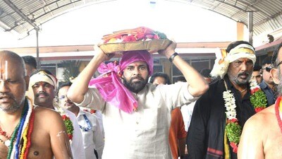 కొండగట్టులో డిప్యూటీ సీఎం పవన్ కొండగట్టులో డిప్యూటీ సీఎం పవన్