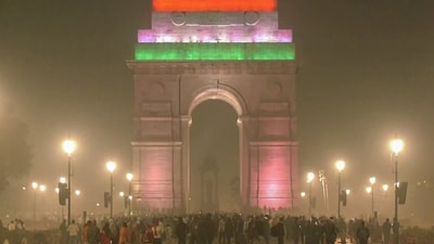 India Gate, amid a thick layer of toxic smog, is shrouded in fog. (Photo: ANI ) India Gate, amid a thick layer of toxic smog, is shrouded in fog. (Photo: ANI )