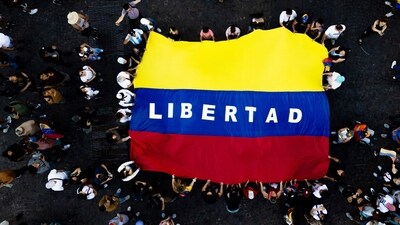 Venezuelans living in Argentina display a Venezuelan flag tath reads in spanish 'Freedom' as they celebrate at the Obelisk in Buenos Aires on January 3, 2026, after US forces captured Venezuelan leader Nicolas Maduro. (Photo by TOMAS CUESTA / AFP) (AFP) Venezuelans living in Argentina display a Venezuelan flag tath reads in spanish 'Freedom' as they celebrate at the Obelisk in Buenos Aires on January 3, 2026, after US forces captured Venezuelan leader Nicolas Maduro. (Photo by TOMAS CUESTA / AFP) (AFP)