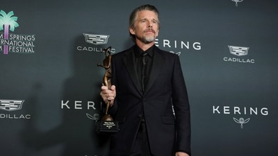 Ethan Hawke strikes a pose with is Career Achievement Award during the 37th Annual Palm Springs International Film Festival in Palm Springs. REUTERS/Mario Anzuoni (REUTERS)
