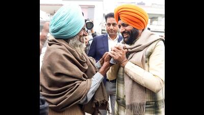 Haryana CM Saini with a farmer during his visit to a grain market of Ghanaur in Patiala on Sunday (ANI) Haryana CM Saini with a farmer during his visit to a grain market of Ghanaur in Patiala on Sunday (ANI)