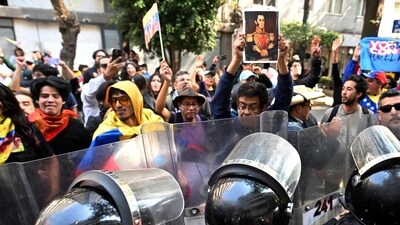 Riot police officers stand in front of Mexican supporters of the Venezuelan President Nicolas Maduro while Venezuelans living in Mexico celebrate in front of the US Embassy in Mexico City on January 3, 2026, after US forces captured Venezuelan leader Nicolas Maduro. (Photo by Alfredo ESTRELLA / AFP) (AFP) Riot police officers stand in front of Mexican supporters of the Venezuelan President Nicolas Maduro while Venezuelans living in Mexico celebrate in front of the US Embassy in Mexico City on January 3, 2026, after US forces captured Venezuelan leader Nicolas Maduro. (Photo by Alfredo ESTRELLA / AFP) (AFP)