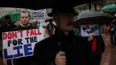 People protest against the U.S. strikes on Venezuela and the capture of Venezuelan President Nicolas Maduro, during an anti-war rally in Los Angeles, California, U.S., January 3, 2026. REUTERS/Daniel Cole (REUTERS)