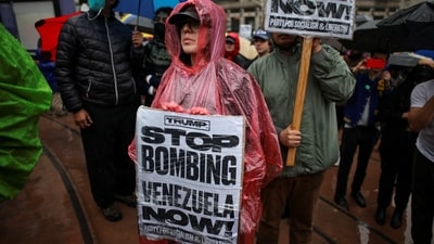 People protest against the U.S. strikes on Venezuela and the capture of Venezuelan President Nicolas Maduro, during an anti-war rally in Los Angeles, California, U.S., January 3, 2026. REUTERS/Daniel Cole (REUTERS)