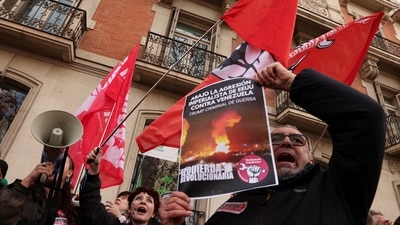 Demonstrators protest outside the U.S. Embassy in Madrid against the U.S. strike on Venezuela, and capture of its President Nicolas Maduro and his wife Cilia Flores, in Madrid, Spain, January 4, 2026. REUTERS/Violeta Santos Moura (REUTERS)