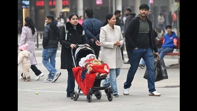 Visitors at the Sector 17 Plaza amid chilly weather in Chandigarh on Sunday. (Keshav Singh/HT) Visitors at the Sector 17 Plaza amid chilly weather in Chandigarh on Sunday. (Keshav Singh/HT)