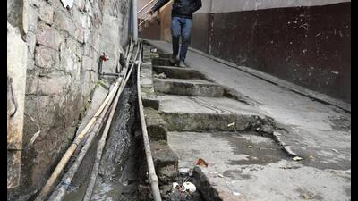 A dilapidated water pipeline at Mansoor Nagar Dhal near Kashmiri Mohalla in Lucknow. (Deepak Gupta/HT)