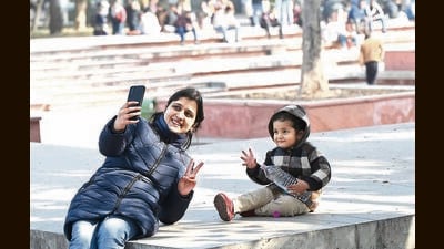 A woman and a child are all smiles at Sector 17 in Chandigarh on a sunny Monday afternoon. (Keshav Singh/HT) A woman and a child are all smiles at Sector 17 in Chandigarh on a sunny Monday afternoon. (Keshav Singh/HT)