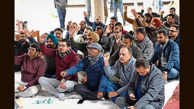 Bank employees holding an agitation in Sector 17, Chandigarh, on Monday. (Keshav Singh/HT)