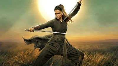 అల్లు అర్జున్, అట్లీ మూవీలో దీపికా పదుకోన్ ఫస్ట్ లుక్ ఇదేనా.. రెండు పోస్టర్లతో బర్త్డే విషెస్తో అయోమయం అల్లు అర్జున్, అట్లీ మూవీలో దీపికా పదుకోన్ ఫస్ట్ లుక్ ఇదేనా.. రెండు పోస్టర్లతో బర్త్డే విషెస్తో అయోమయం
