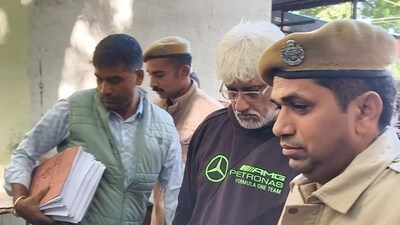 Filmmaker Vikram Bhatt being taken to Udaipur ACJM-4 court last month. (HT_PRINT) Filmmaker Vikram Bhatt being taken to Udaipur ACJM-4 court last month. (HT_PRINT)