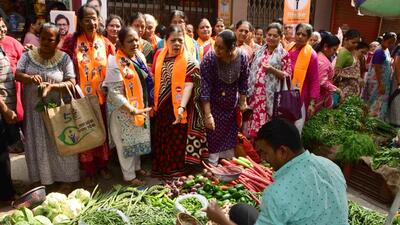 Former Mayor and Shiv Sena (UBT) candidate Kishori Pednekar on the campaign trail. (Bhushan Koyande/HT Photo)