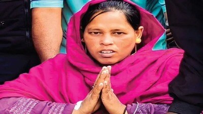 বাংলার মাটিতেই পুত্র সন্তানের জন্ম দিলেন সোনালি (সৌজন্যে টুইটার) বাংলার মাটিতেই পুত্র সন্তানের জন্ম দিলেন সোনালি (সৌজন্যে টুইটার)