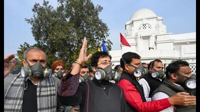Leader of Opposition in the Delhi Legislative Assembly Atishi with AAP leaders protest over air quality in the national capital on Monday (Hindustan Times)