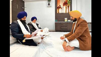 Sond had been summoned after objections were raised regarding a picture displayed at the memorial of Bhai Jaita ji on the occasion of the 350th martyrdom anniversary of Guru Tegh Bahadar at Anandpur Sahib (HT Photo)