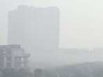 As per the India Meteorological Department (IMD), Gautam Budh Nagar recorded a minimum temperature of 7.6 degrees Celsius on Tuesday, while the maximum temperature was around 16 degrees Celsius. (Sunil Ghosh/HT Photo)