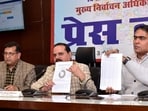 Uttar Pradesh chief election officer Navdeep Rinwa speaking during a press conference, in Lucknow on Tuesday. (deepak gupta/ht photo) Uttar Pradesh chief election officer Navdeep Rinwa speaking during a press conference, in Lucknow on Tuesday. (deepak gupta/ht photo)