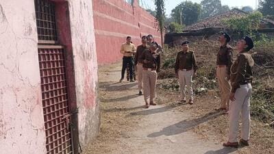A special police team conducted a surprise inspection of the security arrangements at the Dhanbad divisional jail and the Vyavahar Nyayalaya (civil court) premises on Tuesday (HT Photo)