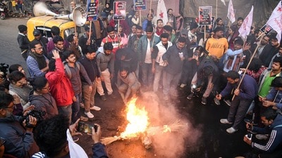 ভেনেজুয়েলায় হামলার প্রতিবাদে কলকাতার রাস্তায় পোড়ানো হয় ট্রাম্পের কুশপুতুল (Debajyoti Chakraborty ) ভেনেজুয়েলায় হামলার প্রতিবাদে কলকাতার রাস্তায় পোড়ানো হয় ট্রাম্পের কুশপুতুল (Debajyoti Chakraborty )
