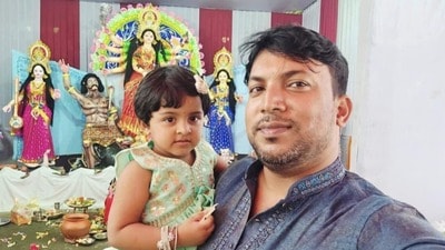 মৃতের নাম শরৎ চক্রবর্তী মণি, বয়স আনুমানিক ৪০ বছর। নরসিংদীর পলাশ উপজেলার চরসিন্দুর বাজারে নিজের মুদি দোকানে খুন হন তিনি। মৃতের নাম শরৎ চক্রবর্তী মণি, বয়স আনুমানিক ৪০ বছর। নরসিংদীর পলাশ উপজেলার চরসিন্দুর বাজারে নিজের মুদি দোকানে খুন হন তিনি।