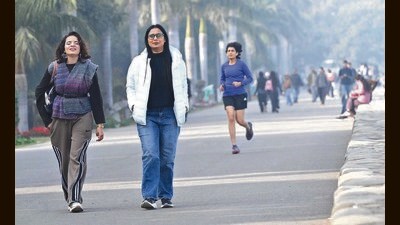 The IMD has issued a yellow alert for dense fog in the city for the next three days, asking people to stay informed. (Keshav Singh/HT) The IMD has issued a yellow alert for dense fog in the city for the next three days, asking people to stay informed. (Keshav Singh/HT)
